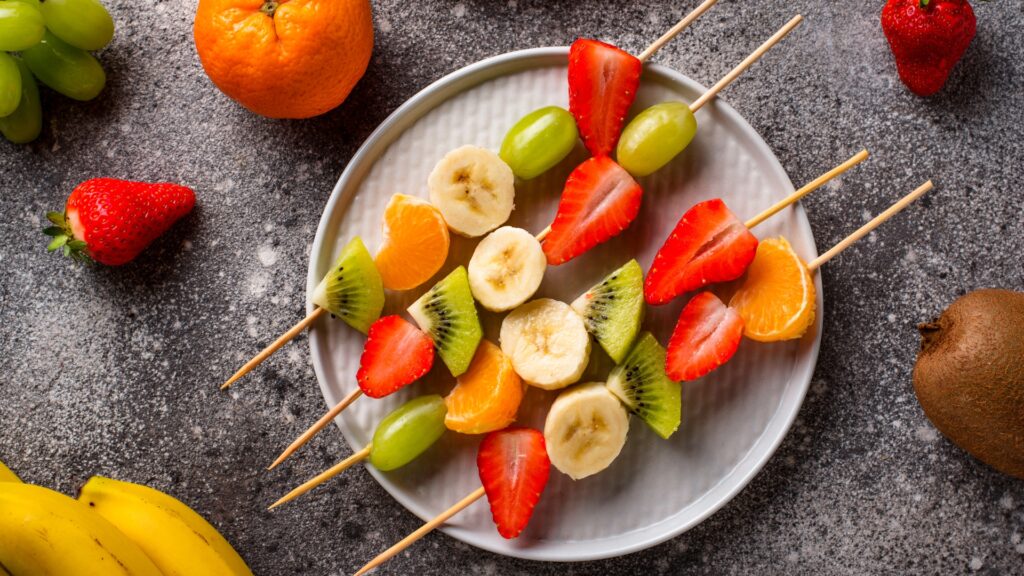 fruit op een stokje - caloriearme snacks